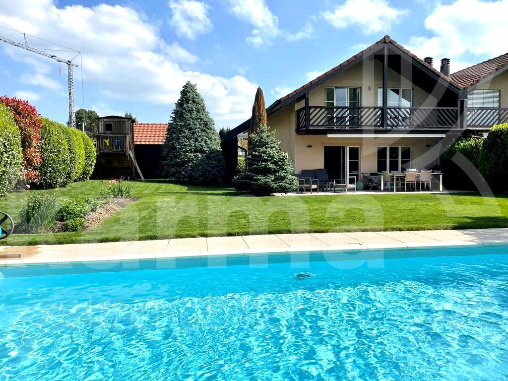 En exclusivité - Charmante maison contiguë avec piscine