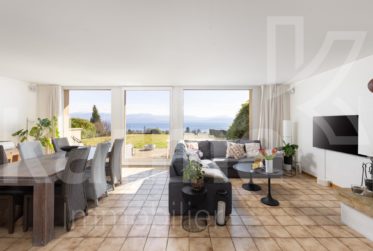 Vue à couper le souffle pour cette villa jumelée