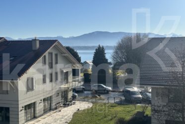 En exclusivité - Appartement en attique avec vue sur le lac et les Alpes