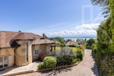 En exclusivité - Propriété exceptionnelle offrant une vue sur le lac et les Montagnes
