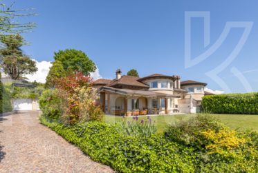 En exclusivité - Propriété exceptionnelle offrant une vue sur le lac et les Montagnes